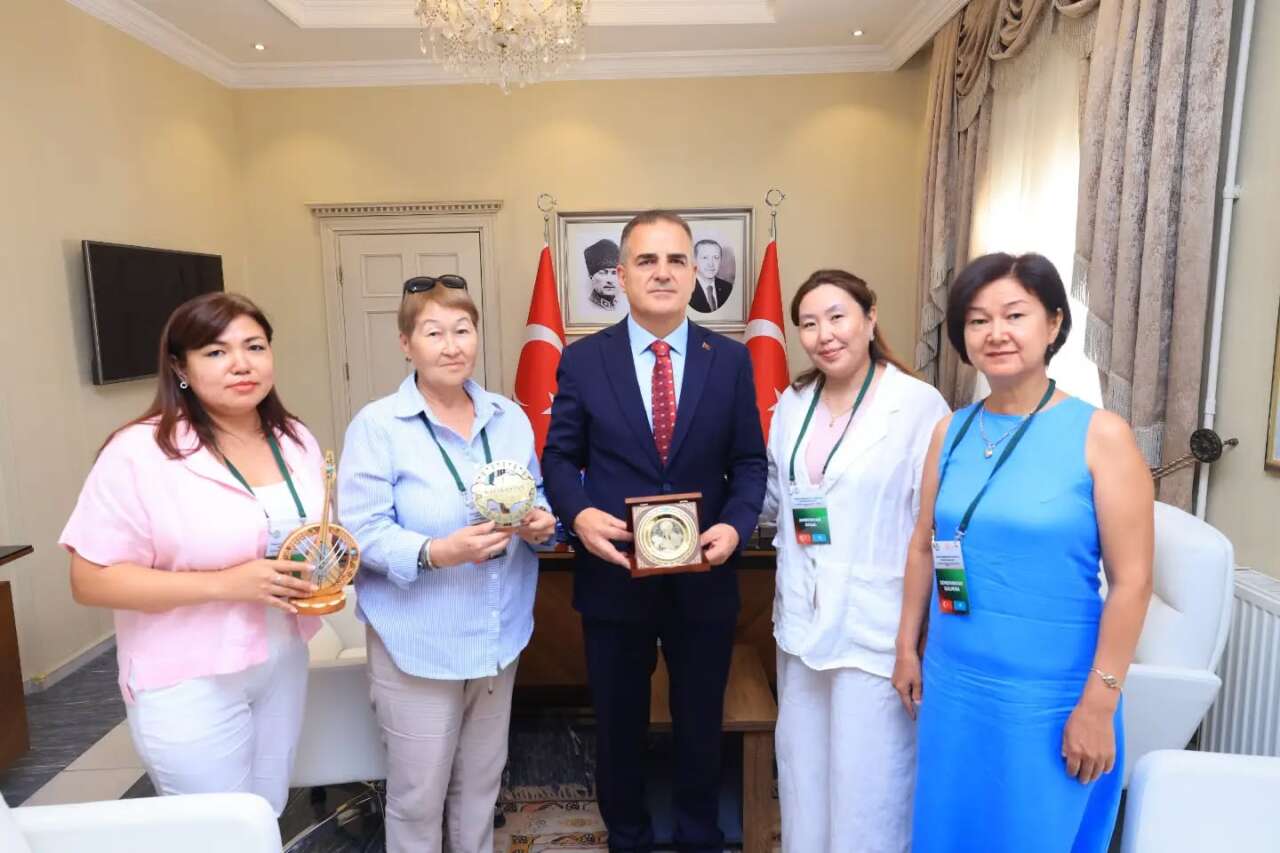 Kazakistanlı Eğitimcilerden Muğla Valisi Dr. İdris Akbıyık'a Ziyaret 1
